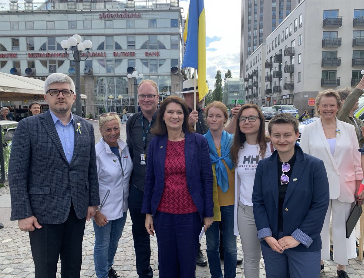 a_plakhotniuk's tweet photo. Idag på demonstrationen tackade jag för Sveriges stöd till statusen för 🇺🇦 som kandidatland i 🇪🇺 samt för dagens beslut i Sveriges Riksdag om försvarsbistånd till Ukraina.
#BlueAndYellowTeam https://t.co/MypPFZzW7R