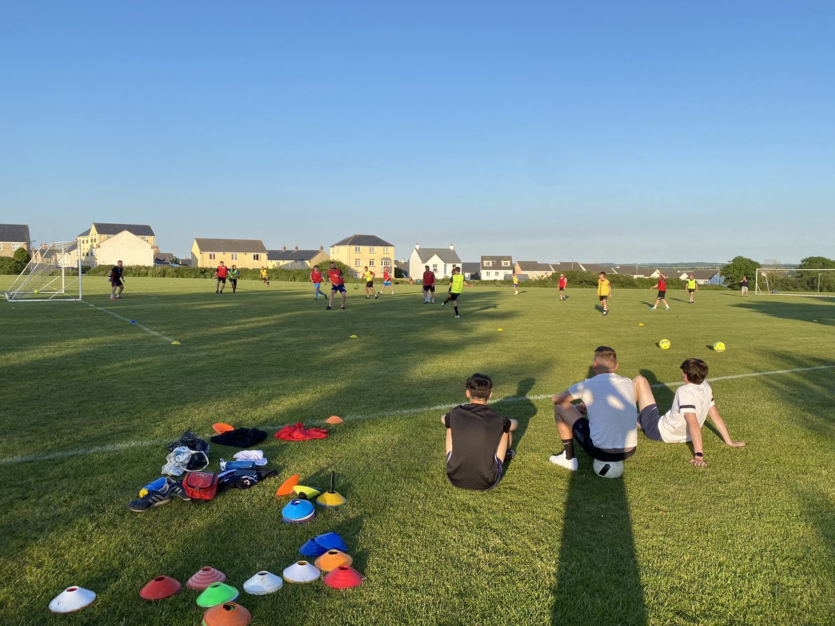 Love pre season in the evening sun! <a href="/HelstonAFC/">Helston Athletic FC</a> @HelstonCombo @Helston2nds ⚽️⚽️