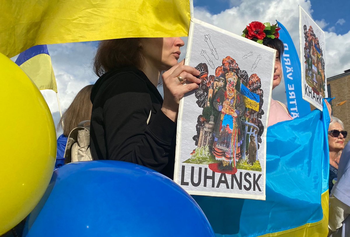 a_plakhotniuk's tweet photo. Idag på demonstrationen tackade jag för Sveriges stöd till statusen för 🇺🇦 som kandidatland i 🇪🇺 samt för dagens beslut i Sveriges Riksdag om försvarsbistånd till Ukraina.
#BlueAndYellowTeam https://t.co/MypPFZzW7R