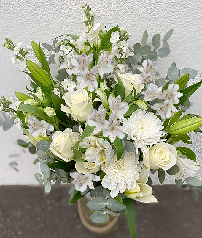 KubinRonnie's tweet photo. Today I'm making small simple wedding bouquet with Lilies, Alstroemeria, Roses, Chrysanthemums &amp; greenery, we'll do have the budget on everything these days. W
hen the lilies open it will smell good 💐🥀🌱
#alstromerias #roses  #lilies #chrysantamum 
#weddingbouquet https://t.co/Lemp7NhySf