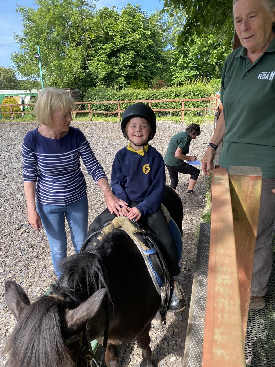 YPendalar's tweet photo. Dosbarth Peris mor hapus i fod yn ôl ar y ceffylau!! Class Peris are so happy that riding has started once again #RDA #hwyl #merlota https://t.co/Tj3lRl5j6G
