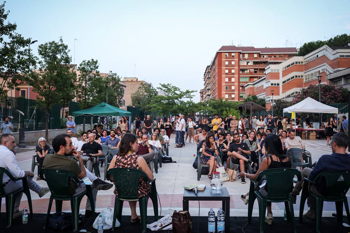 Oggi la prima serata di #FIRE, il Festival d’inchiesta e reportage giornalistico. <a href="/FabioCiconte/">Fabio Ciconte</a>, <a href="/followgatti/">Fabrizio Gatti</a>, Hardeep Kaur, <a href="/MaoFranco56/">Maurizio Franco</a> e <a href="/mariapana14/">mariapanariello</a> hanno discusso di #caporalato e filiera #agroalimentare durante “Radici. Lo sfruttamento del lavoro e della terra”.