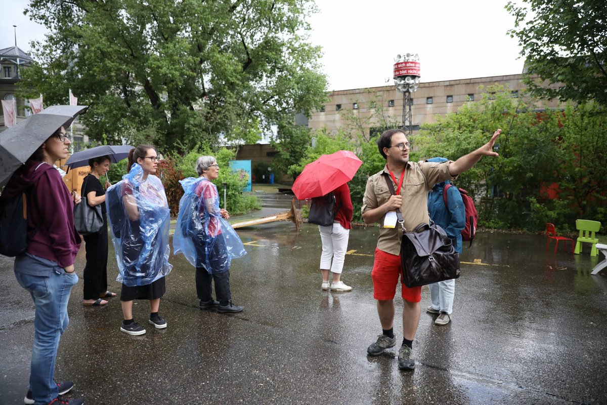 ScienceEtCite's tweet photo. ☂️ Der strömende Regen hielt einige #ScienceComm22-Teilnehmende nicht davon ab, nach der #ScienceComm noch durchs #Museumsquartier zu spazieren und dabei spannenden Führungen zu den Themen #Mobilität und #Biodiversität zu lauschen.

#wisskomm https://t.co/tDBDS7fVU7