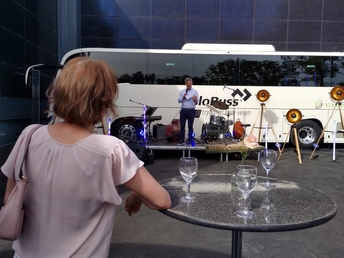 I dag lanserte OsloBuss AS sin nye ladeinfrastruktur med batteribank, solceller og smartlading. Snart kommer det også en vindmølle på anlegget, og i neste fase vil de åpne for at andre aktører kan lade sine kjøretøy hos dem! Dette trenger vi mer av - heia!
