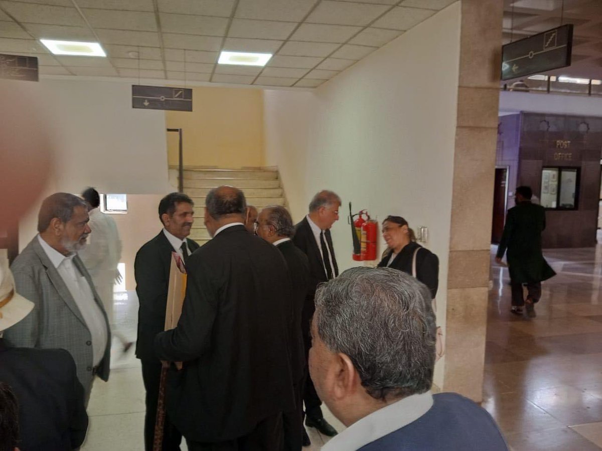 AbidSZuberiASC's tweet photo. Meeting our fellow supporters & well wishers at the Supreme Court of Pakistan, Islamabad
#AbidSZuberi #AbidZuberi #AbidShahidZuberi #SupremeCourt #PresidentSupremeCourtBar
#ElectionSCBA
#PresidentSCBA
#ASC #Lawyer #Islamabad #Pakistan
#ElectionSCBA https://t.co/Sx9pMcbNQB