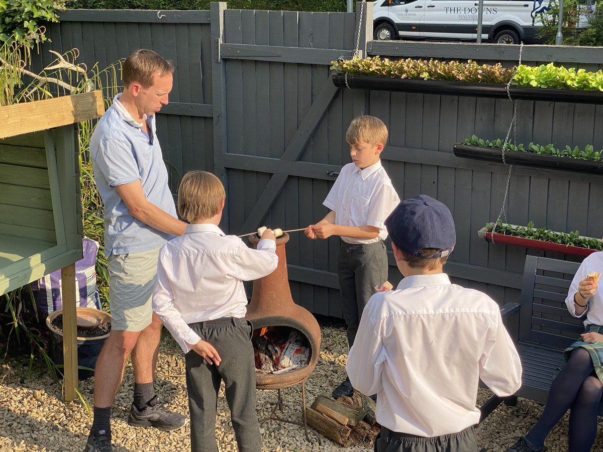 A lovely treat this evening for our younger boarders (with Year 8 away on expedition): toasted marshmallows and ice creams with the Headmaster in his garden. Many thanks to Mr and Mrs Nuttall! #iloveboarding #nationalboardingweek #marshmallows #chillinthesun