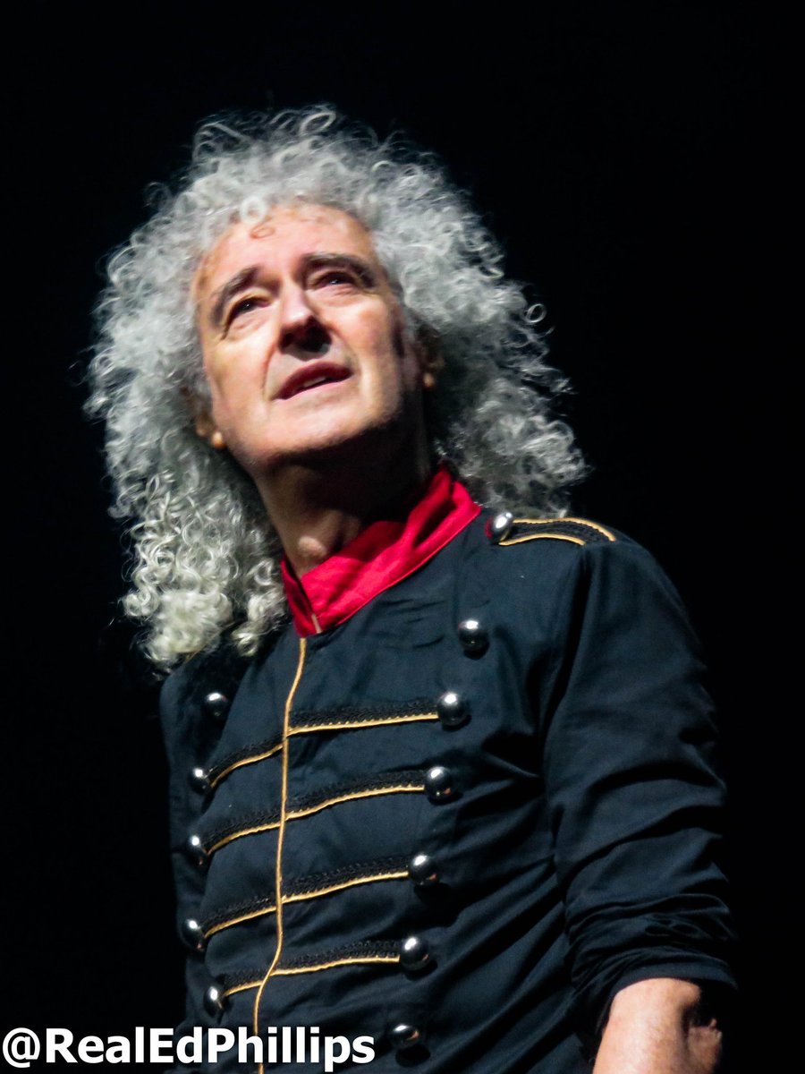 RealEdPhillips's tweet image. Last night, caught @DrBrianMay looking around the @TheO2 and mouthing "wow" to himself... even after all this time it's incredible to see someone like Brian still visibly shocked at the love and affection from fans