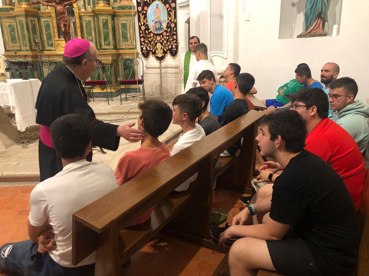SemiCuenca's tweet photo. Visita de nuestro obispo y Eucaristía celebrada por @CarlosHerraiz94 https://t.co/x4JwsnY8Hv