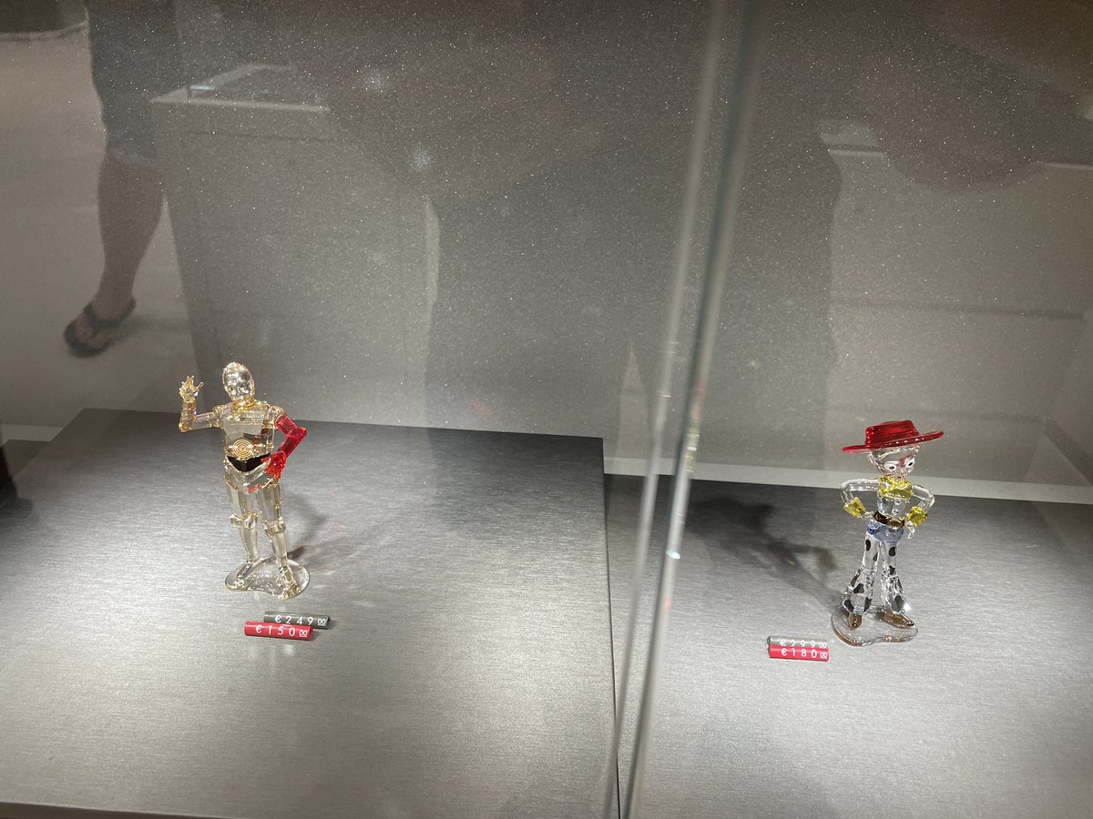 danielth88's tweet photo. @MisterFreaki Y Yo que había pensado en comprar y regalarte alguno de estos que vi en una tienda de Swarovski este año https://t.co/eNcsd4qsFy