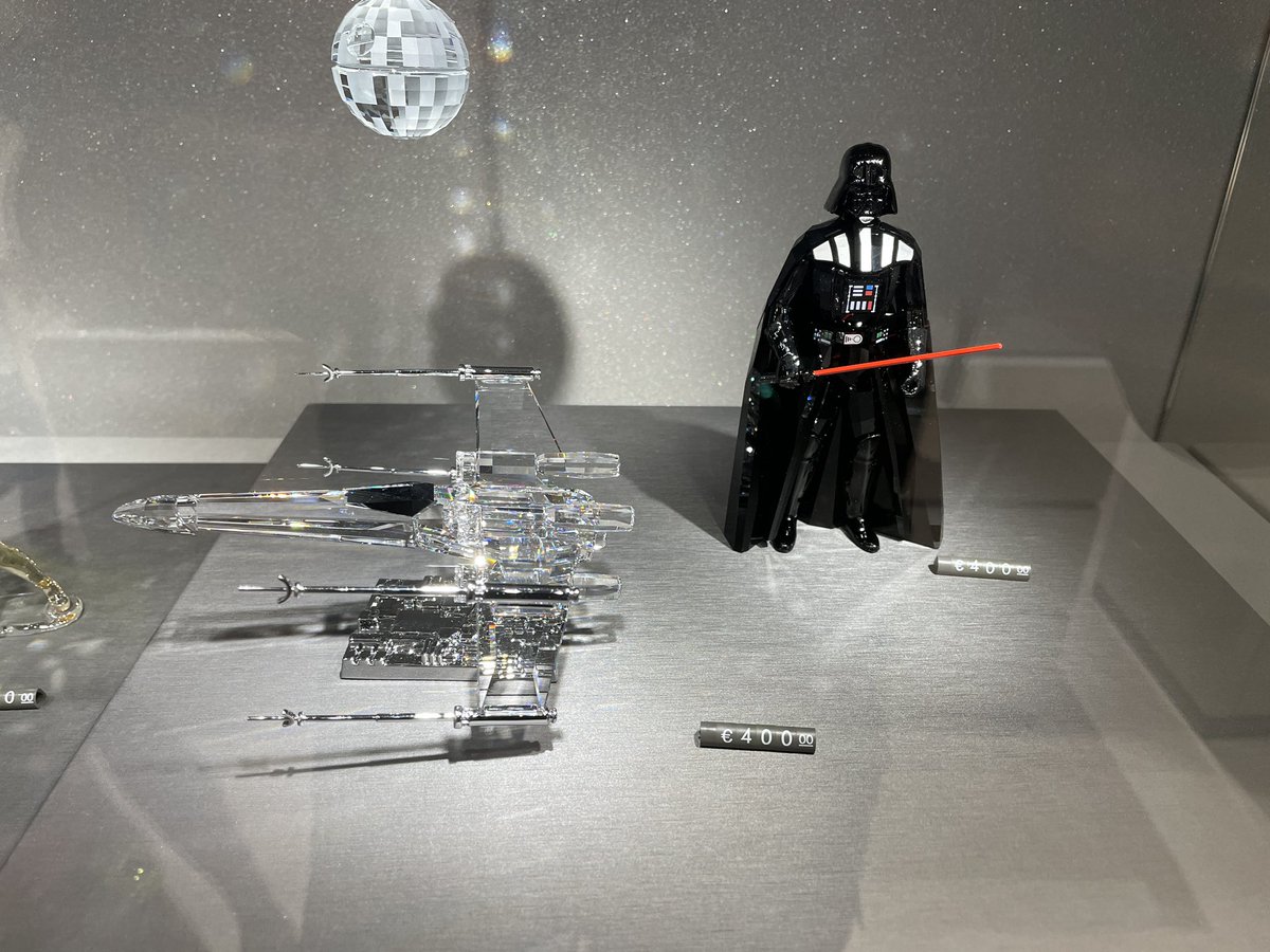 danielth88's tweet photo. @MisterFreaki Y Yo que había pensado en comprar y regalarte alguno de estos que vi en una tienda de Swarovski este año https://t.co/eNcsd4qsFy