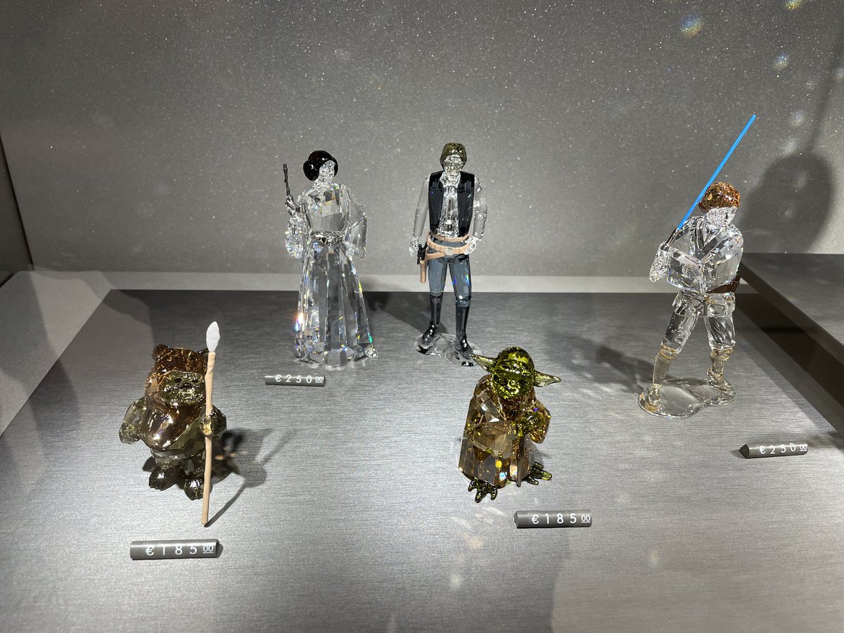danielth88's tweet photo. @MisterFreaki Y Yo que había pensado en comprar y regalarte alguno de estos que vi en una tienda de Swarovski este año https://t.co/eNcsd4qsFy