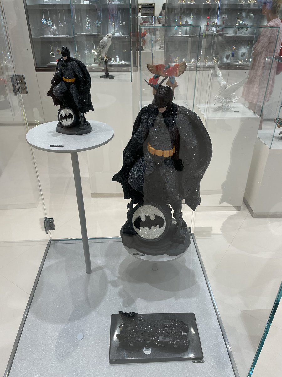 danielth88's tweet photo. @MisterFreaki Y Yo que había pensado en comprar y regalarte alguno de estos que vi en una tienda de Swarovski este año https://t.co/eNcsd4qsFy