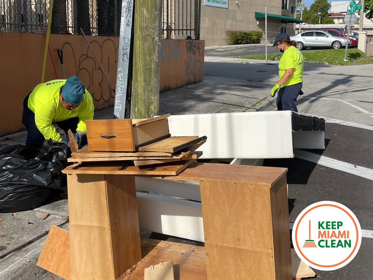 JoeCarolloNow's tweet photo. #KeepMiamiClean is in full swing! Our daily street clean-ups are transforming and beautifying our district one street at a time.
#JoeCarollo #District3 #Miami #LittleHavana @MiamiZeroWaste @CityofMiami https://t.co/sli68BTNSF