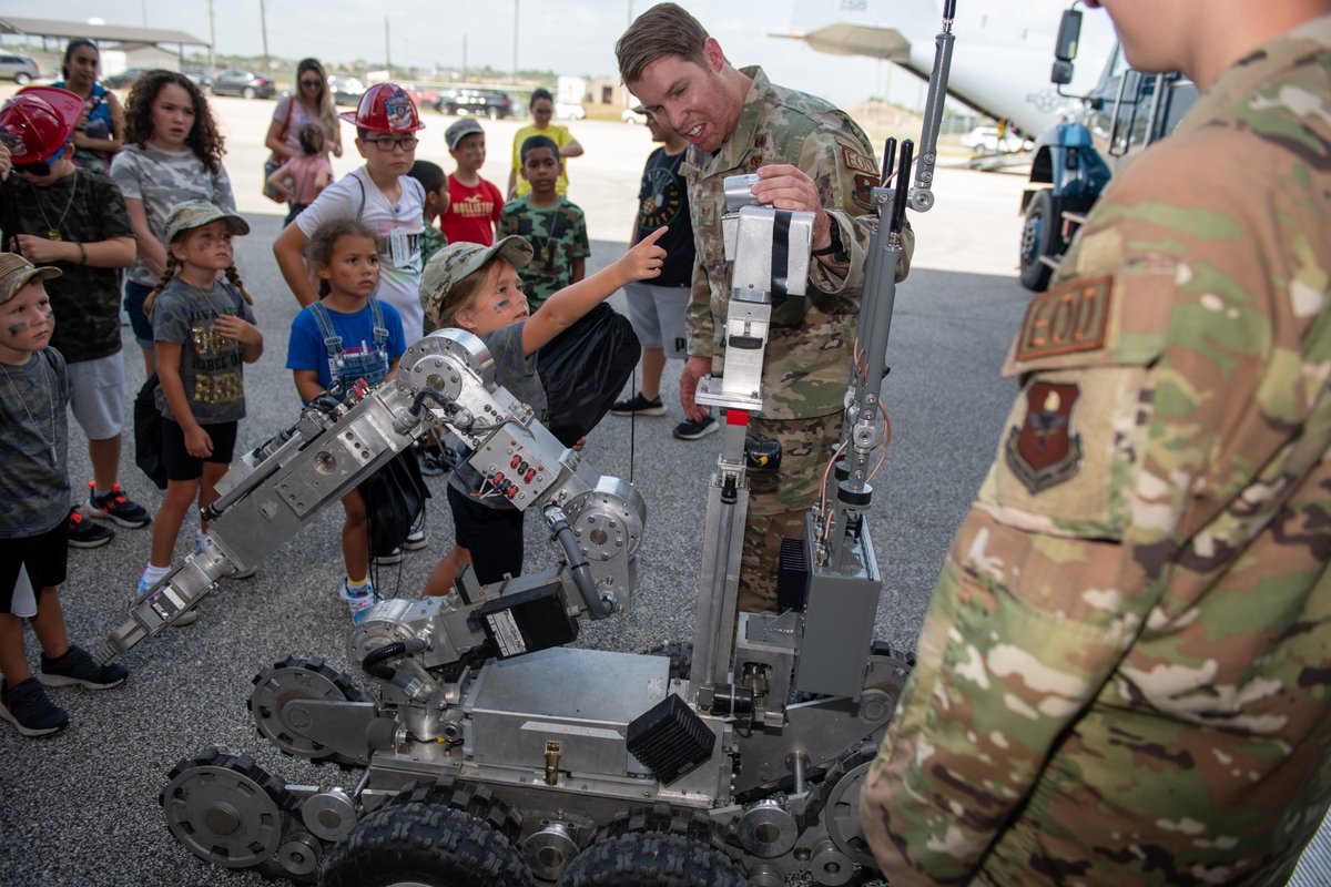 JBSA_Official's tweet photo. π Trucks and robots TOGETHER? π€
Operation Junior Expeditionary Team (OpJET) provided kids the opportunity to see a mock deployment.
πΈ - Thomas Coney
#MilitaryFamilies #TexasMilitary #JBSA #OpJET https://t.co/JIJLLhqg2Z