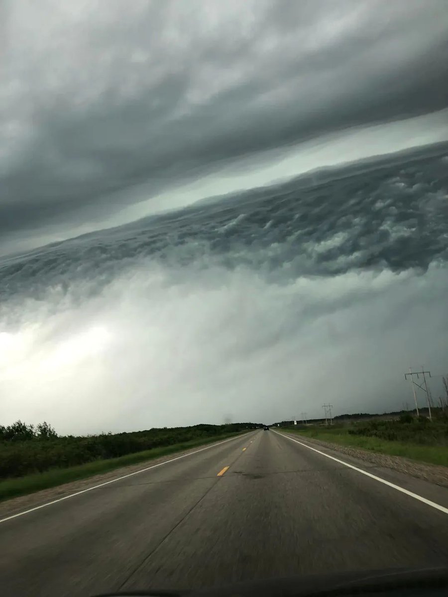 Fascinating picture of a layered cloud deck that has been making the rounds on weather groups.  

Pic by Theresa Birgin Lucas on 6/18 near Akeley, Minnesota, the placement of cloud layers provides an intriguing, illusion-type effect of an ocean stretching into the horizon. https://t.co/hy7ofMvDCw