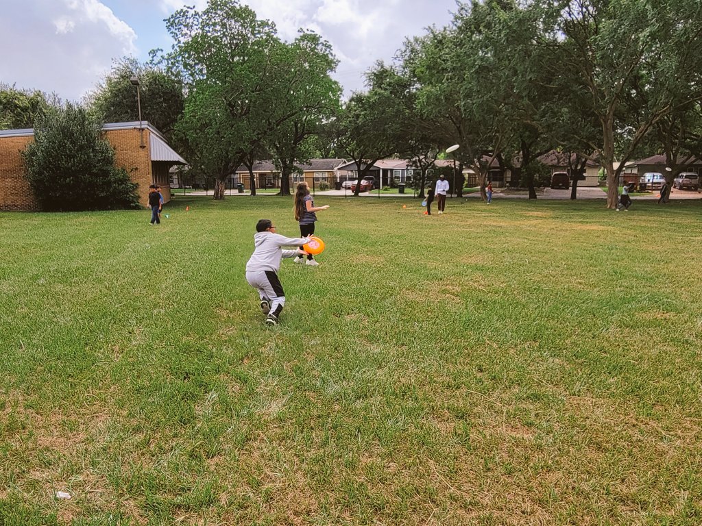 rsearcy6's tweet photo. We had so much fun playing Ultimate Frisbee. Thanks Coach Ish for leading the class today. Our Roadrunners had a blast. #camplit @HISDSummer @HISD_HPE @fceaser @GurlsGettingFit @RuckerHISD @LaSyndriaGnagbe https://t.co/6VtngQREdL