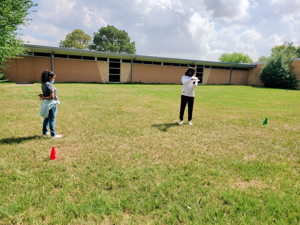 rsearcy6's tweet photo. We had so much fun playing Ultimate Frisbee. Thanks Coach Ish for leading the class today. Our Roadrunners had a blast. #camplit @HISDSummer @HISD_HPE @fceaser @GurlsGettingFit @RuckerHISD @LaSyndriaGnagbe https://t.co/6VtngQREdL