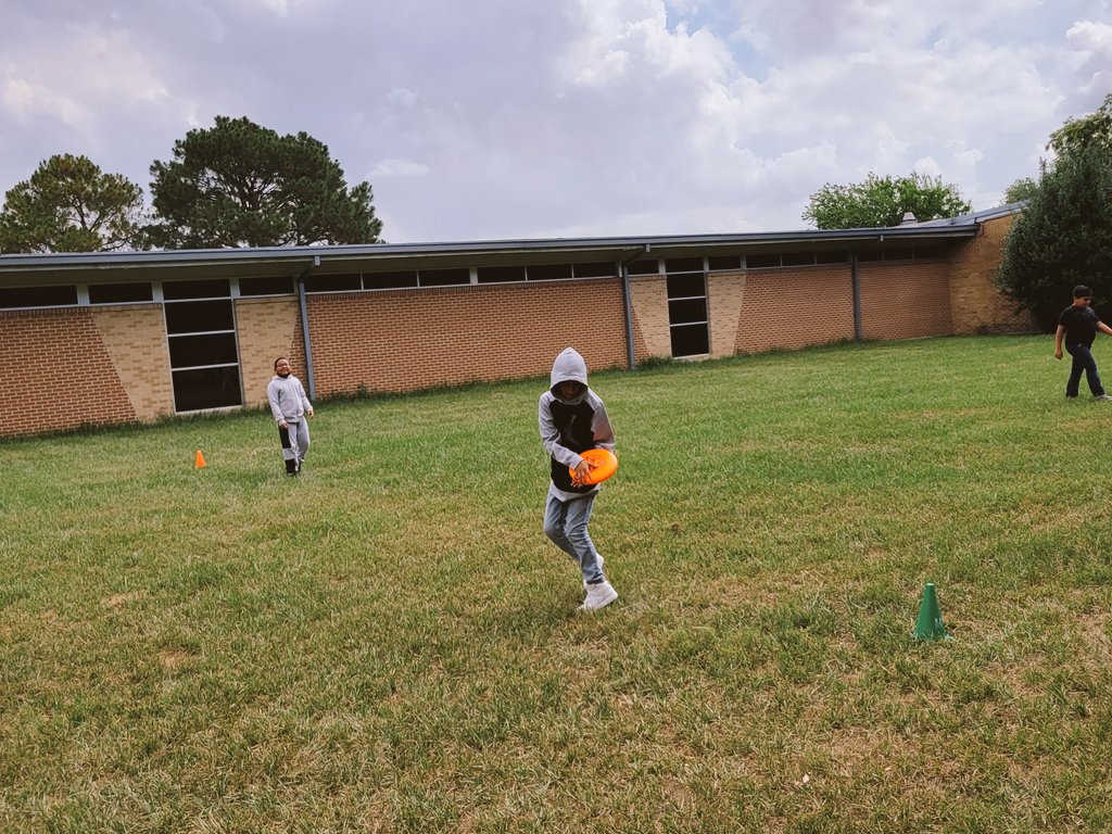 rsearcy6's tweet photo. We had so much fun playing Ultimate Frisbee. Thanks Coach Ish for leading the class today. Our Roadrunners had a blast. #camplit @HISDSummer @HISD_HPE @fceaser @GurlsGettingFit @RuckerHISD @LaSyndriaGnagbe https://t.co/6VtngQREdL