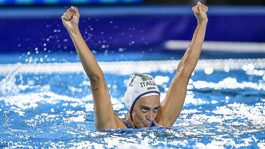 7rosaWP's tweet photo. #Budapest2022
Abbiamo battuto l’Ungheria 10-9
A casa loro!
Vittoria gigantesca per carattere e valore nel cammino di questo mondiale
Testa e cuore. Non molliamo un centimetro, braccia al cielo per una sera, poi di nuovo sotto a lavorare
Forza #Setterosa 💪🏽💙🇮🇹
#7rosa
📸@DBM_Media https://t.co/9BWI80SKLF