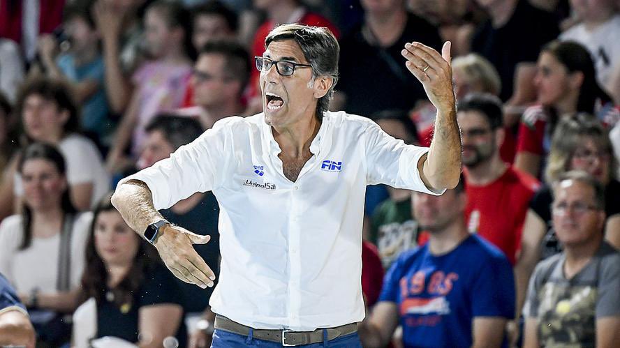 #Budapest2022
Abbiamo battuto l’Ungheria 10-9
A casa loro!
Vittoria gigantesca per carattere e valore nel cammino di questo mondiale
Testa e cuore. Non molliamo un centimetro, braccia al cielo per una sera, poi di nuovo sotto a lavorare
Forza #Setterosa 💪🏽💙🇮🇹
#7rosa
📸<a href="/DBM_Media/">DBM Deepbluemedia</a>