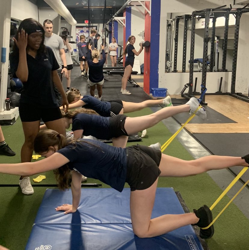 DevelopAthletes's tweet photo. TY @TPHCan for teaching the high school AthLeaders better ways to move today! 
Safer movement mechanics matter.
Some it was 1st intro to S&amp;C and loved it!

Trev, Maddi, &amp; Josh are the best 💪🏻 

TPH serves multi sports, all levels casual to elite/pro. 🏒 🏀 ⚽️ 🏐 🏈 🏃‍♀️ 
#ldnont https://t.co/MB3ovP0beq