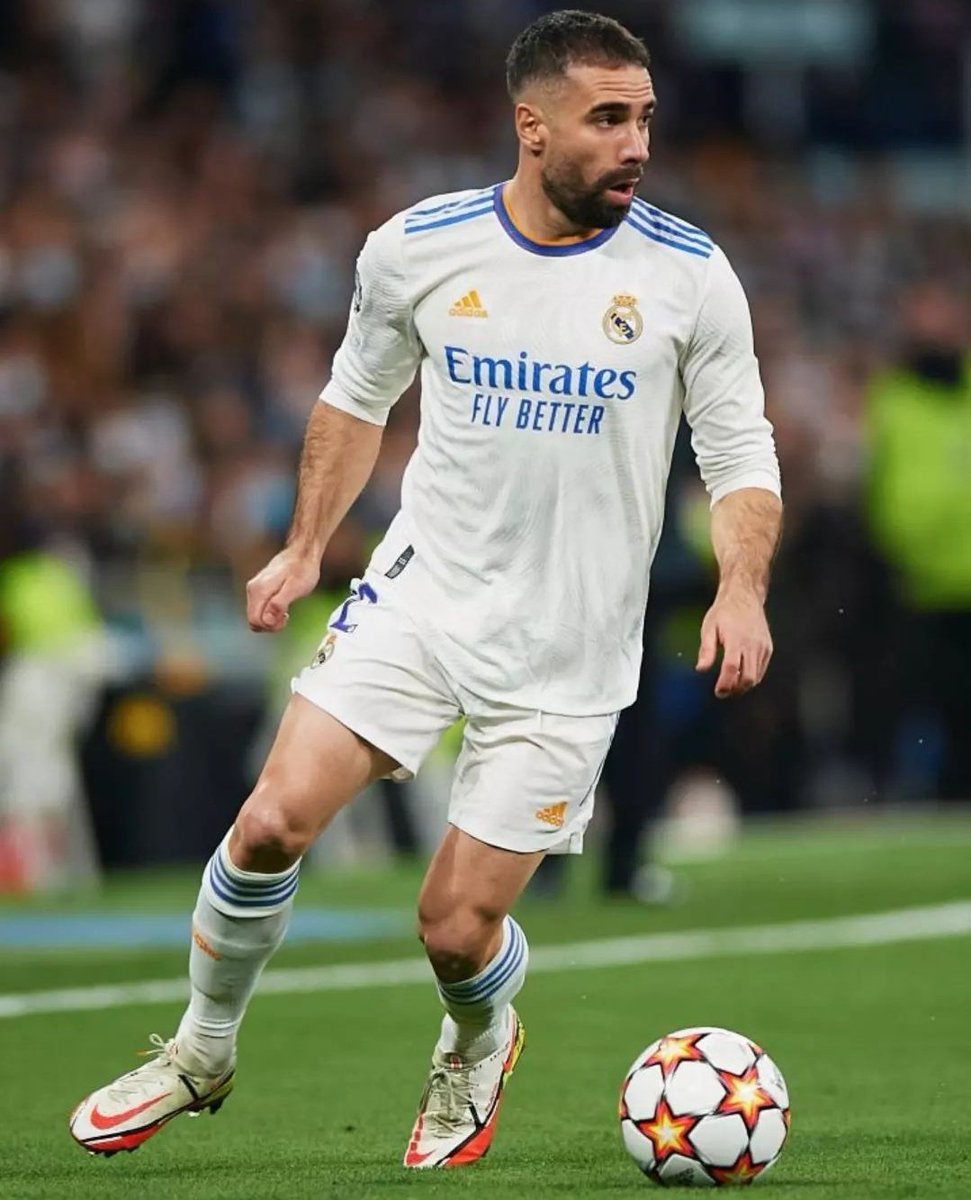 🗣️ Dani Carvajal:

"En el fútbol no gana el que más chuta a puerta, ni el que más posesión tiene, ni el que más pases da al campo contrario, ni el que más hace vibrar al espectador, gana el que más goles mete y el que menos goles encaja y en eso hemos sido los mejores."