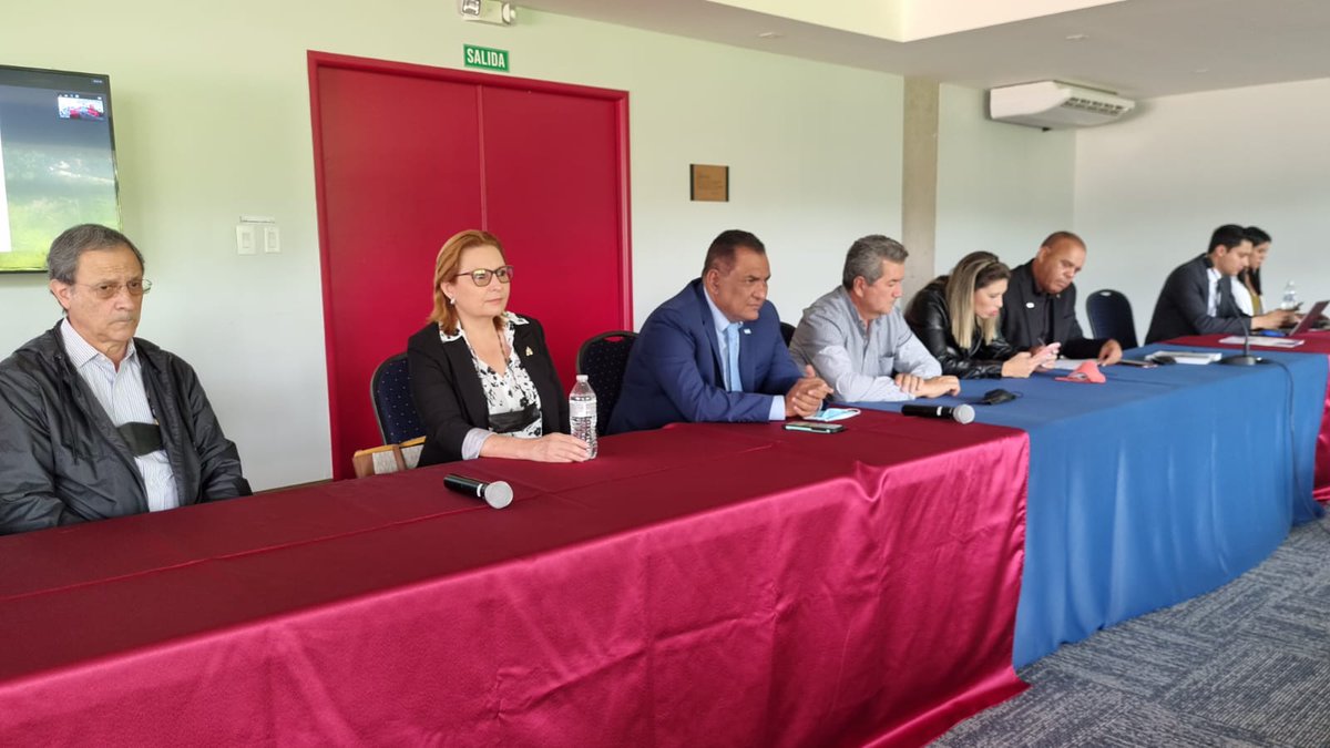 PLHonduras's tweet photo. La bancada del Partido Liberal conoció este miércoles el análisis y recomendaciones de la ASJ sobre los tres proyectos de ley para la elección de magistrados de la CSJ. El compromiso partidario es elegir un Poder Judicial a la altura de las circunstancias y en el marco de la ley https://t.co/nMv9bKAZUK