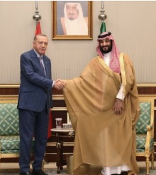 #prensselman Arkadaki Suudi kralının fotoğrafını görünce anlayamadım!! Prens Selman mı TÜRKİYE’ye geldi ? Erdoğan’mı Suudi Arabistan’a gitti? ! ( ahh doların yeşili sen nelere kadirsin ) orda olması gereken ülkemizin kurucusu ATATÜRK ‘ün fotoğrafıdır . ( Bu durum bir utançtır .