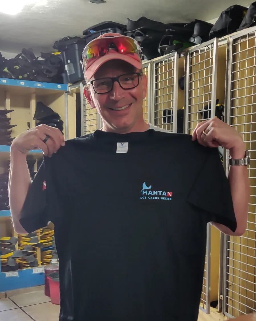 MantaScuba's tweet photo. A returning customer brought the first T-shirt we've ever had, and it's in excellent conditions! (It is 20 years old)
Now he has the new shirt.
We appreciate your preference, it makes us feel honored.
Thank you!
#grateful
#scuba 
#20years 
#diving 
#thankyou
#bubbling
#padidives https://t.co/MSAnRD2JT5