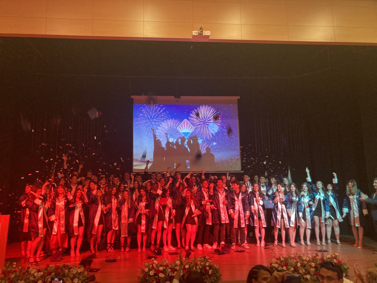 bkcicekli's tweet photo. 2021-2022 Eğitim Öğretim Yılı Fen ve Teknoloji Lisesi mezuniyet töreniyle öğrencilerimizi yeni hayatlarına gururla uğurluyoruz. Yolunuz açık olsun gençler! https://t.co/YwUAgXEQLd