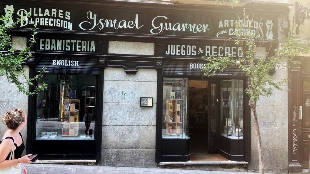 Madrid’s first 100% English bookstore, Secret Kingdoms, opened doors this week in Barrio de las Letras (c/ Moratín 7)! It’s open all week except for Mondays, but if you stop by on the weekends between 11 am and 2 pm, I’ll be there to give you a tour! 
#libreriasdemadrid