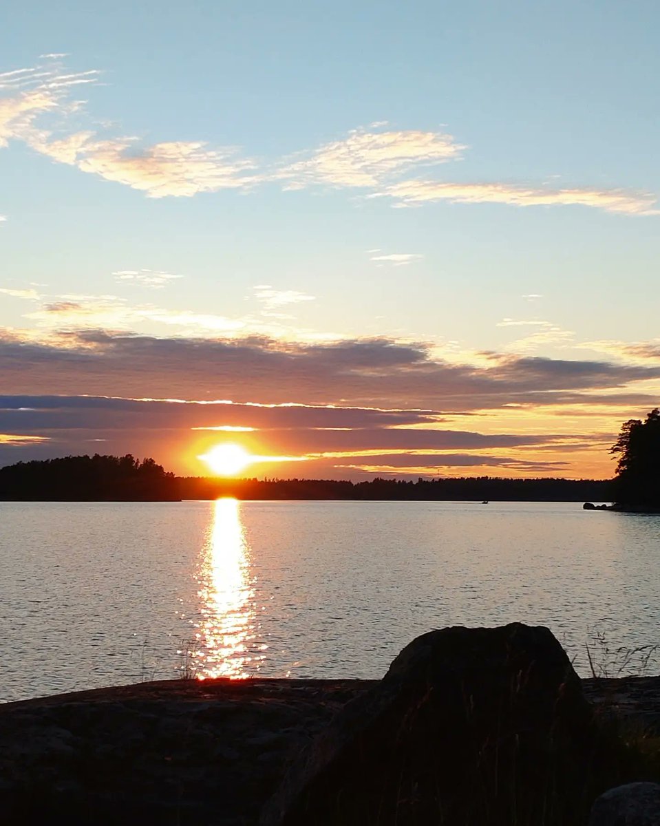 petterin1's tweet photo. #mökillä #påstugan #pellinki #pellinge #medgudbarnet #kummitytönkera #snartärdetmidnatt https://t.co/geRpuJ6MgA