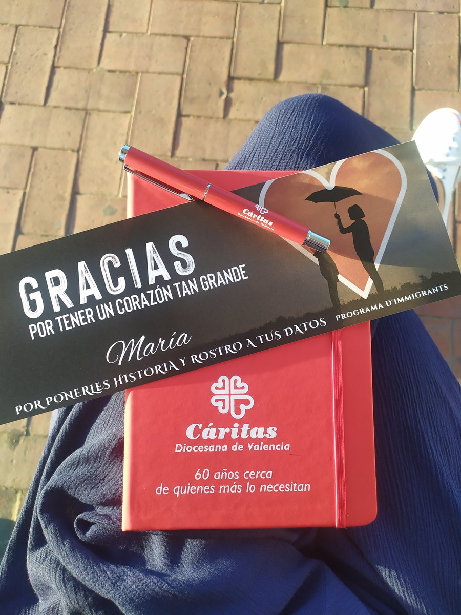 MariaM_Bol's tweet photo. Agradecidá y emocionadá 🎶 por pertenecer a un equipo de voluntarias y voluntarios tan 🔝. Hoy hemos evaluado, hemos compartido y hemos sentido. ¡¡¡Y además, las compis del #ProgramaMigrantes de @ValenciaCaritas nos han hecho un regalo!!! 🤩 #AquíLateUnCorazón https://t.co/Y7iawChglx