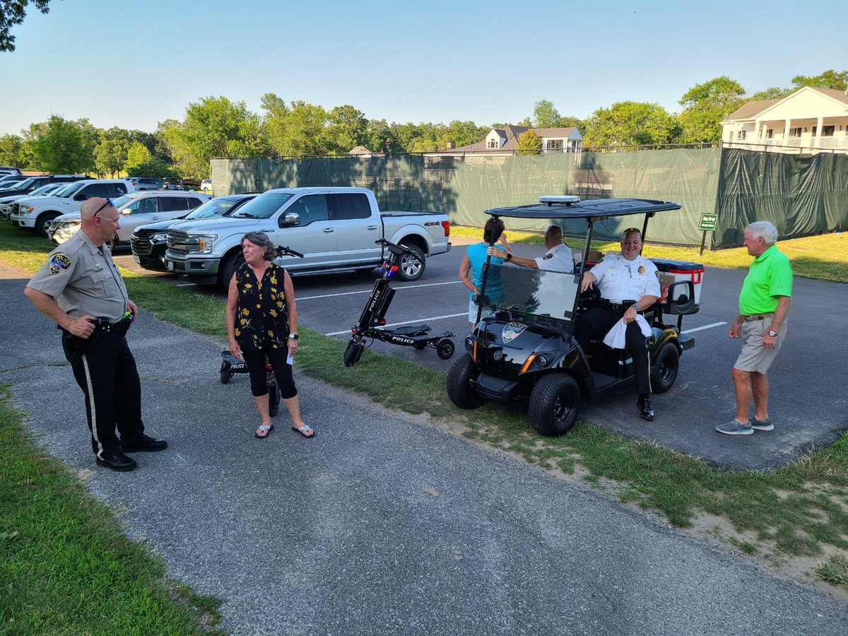 SCCMOPD's tweet image. Thank you, Weldon Spring residents, for meeting with us at last night’s Walk &amp;amp; Talk! We had a wonderful evening getting to meet more of the #SCCPDCommunity in Williamsburg on the Greens, Estates at Westchester Farm, Whitmoor Country Club, and the Highlands.