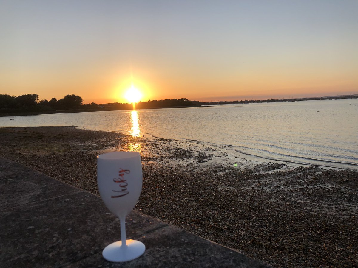 vickyadavies's tweet photo. Couple of days in the Office, relaxing in between this evening with a beautiful sunset 🌅 #sunset #southcoast #office https://t.co/r5OB6t2PwV