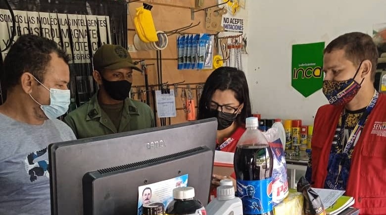 SENIAT_Oficial's tweet photo. #22Jun Profesionales del @SENIATRCO ejecutan operativo de control fiscal en establecimientos comerciales de #Lara, #Yaracuy, #Portuguesa y #Falcón con el fin de comprobar la emisión y exigencia de la #Factura según la normativa tributaria. 
#SENIATSoberaníaTributaria https://t.co/Ornkyim3a3