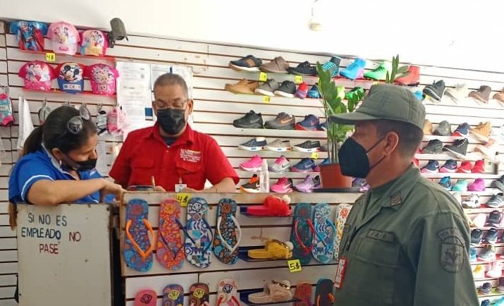 SENIAT_Oficial's tweet photo. #22Jun Profesionales del @SENIATRCO ejecutan operativo de control fiscal en establecimientos comerciales de #Lara, #Yaracuy, #Portuguesa y #Falcón con el fin de comprobar la emisión y exigencia de la #Factura según la normativa tributaria. 
#SENIATSoberaníaTributaria https://t.co/Ornkyim3a3
