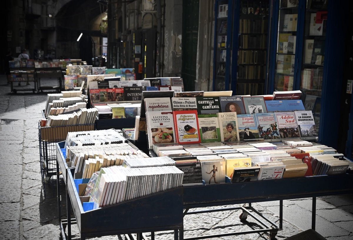 kieranmurphy's tweet photo. Lots of books. #napoli #centrostorico #italy https://t.co/DwKKtvgCFA