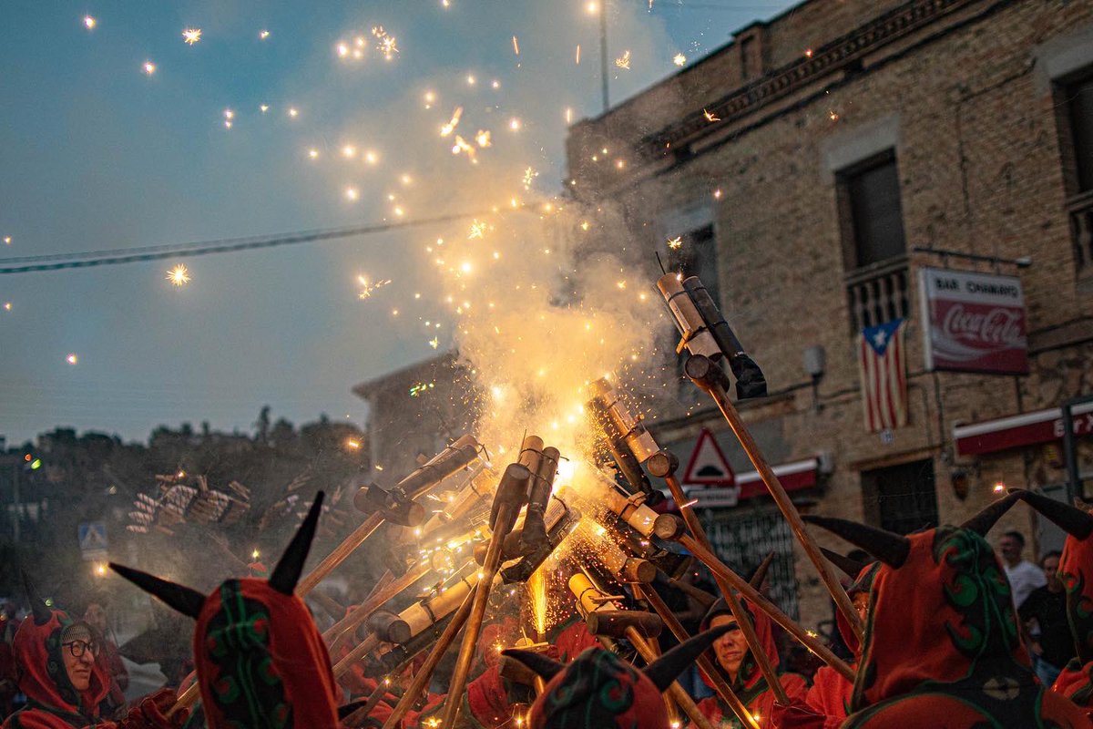 Dissabte passat vam actuar per primera vegada a Sant Quintí de Mediona,on hi vam representar el ball parlat i participar en el correfoc amb els <a href="/diablesvng/">Ball de Diables VNG</a> 

Mil gràcies <a href="/DiablesSQM/">Ball De Diables De Sant Quintí</a> per convidar-nos al Venite Venite d’enguany. Esperem poder-hi tornar ben aviat🔥

📸🔝Focalabestia