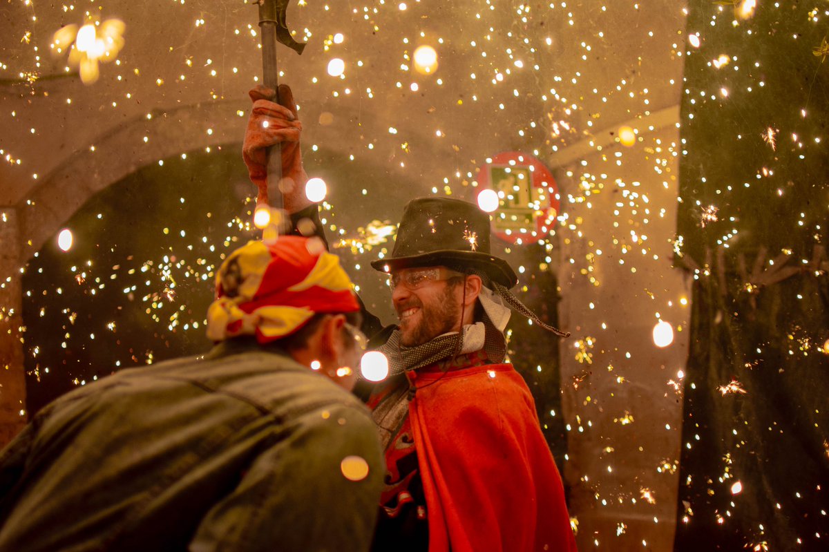 diablesvilaseca's tweet photo. Dissabte passat vam actuar per primera vegada a Sant Quintí de Mediona,on hi vam representar el ball parlat i participar en el correfoc amb els @diablesvng 

Mil gràcies @DiablesSQM per convidar-nos al Venite Venite d’enguany. Esperem poder-hi tornar ben aviat🔥

📸🔝Focalabestia https://t.co/gRVIajy9ui