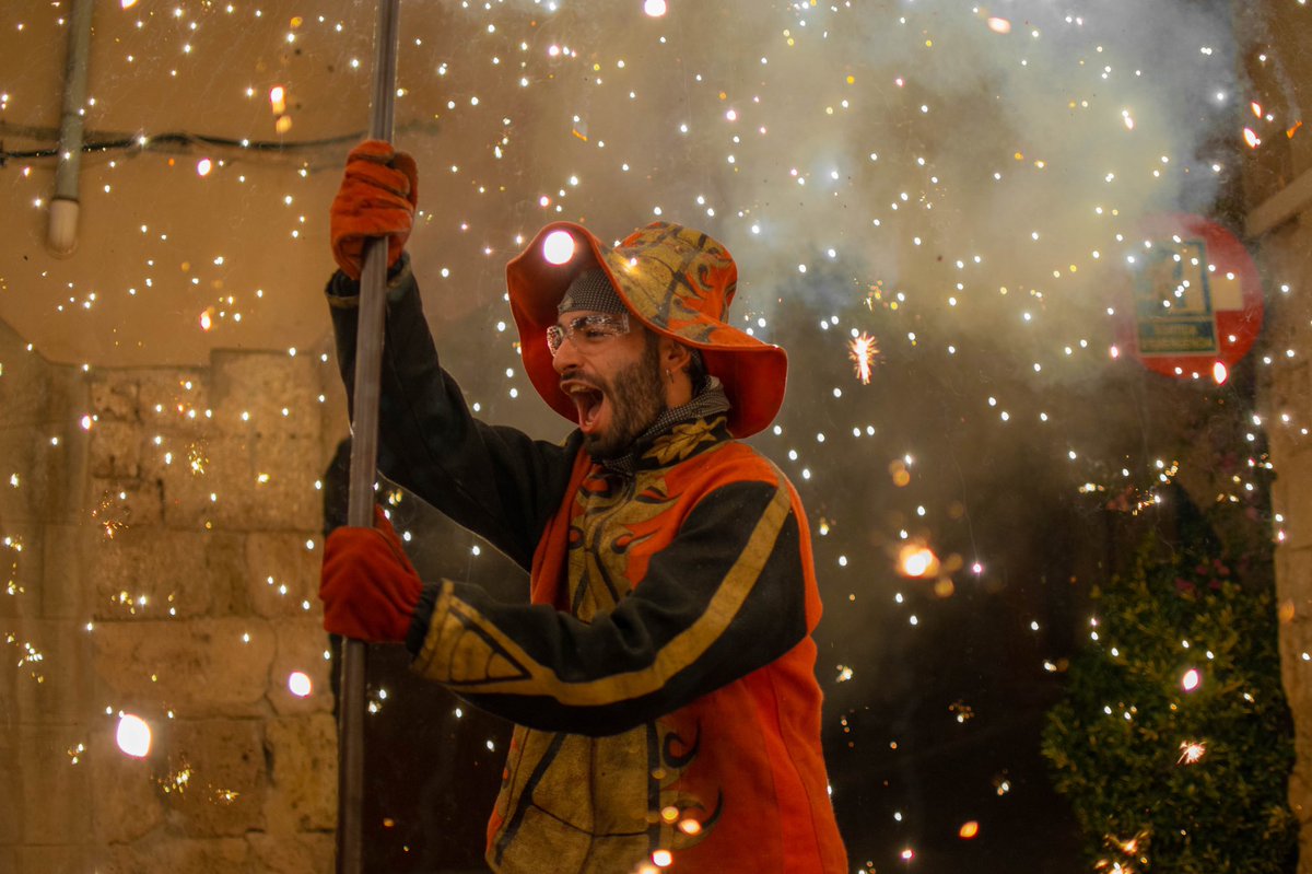 diablesvilaseca's tweet photo. Dissabte passat vam actuar per primera vegada a Sant Quintí de Mediona,on hi vam representar el ball parlat i participar en el correfoc amb els @diablesvng 

Mil gràcies @DiablesSQM per convidar-nos al Venite Venite d’enguany. Esperem poder-hi tornar ben aviat🔥

📸🔝Focalabestia https://t.co/gRVIajy9ui