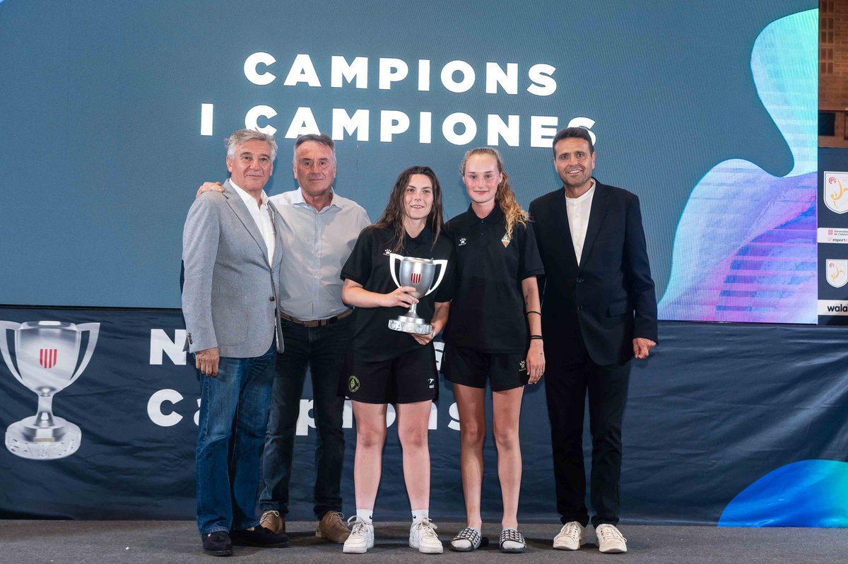 uesants's tweet photo. Ahir les nostres jugadores del 𝐏𝐑𝐈𝐌𝐄𝐑 𝐄𝐐𝐔𝐈𝐏 𝐅𝐄𝐌𝐄𝐍𝐈́ van estar presents a la "𝗡𝗶𝘁 𝗱𝗲𝗹𝘀 𝗖𝗮𝗺𝗽𝗶𝗼𝗻𝘀" de la @FCF_CAT, recollint el reconeixement com a campiones de lliga!

#orgullsantsenc https://t.co/kS9Z9K1iWV