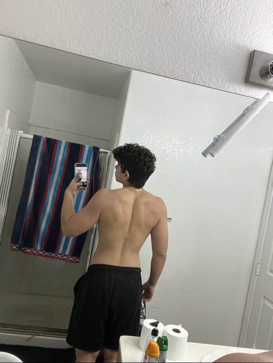 KingNathanLIVE's tweet image. Same mirror a lil over a year progress! -102 lbs #fitness #weightloss #hardwork