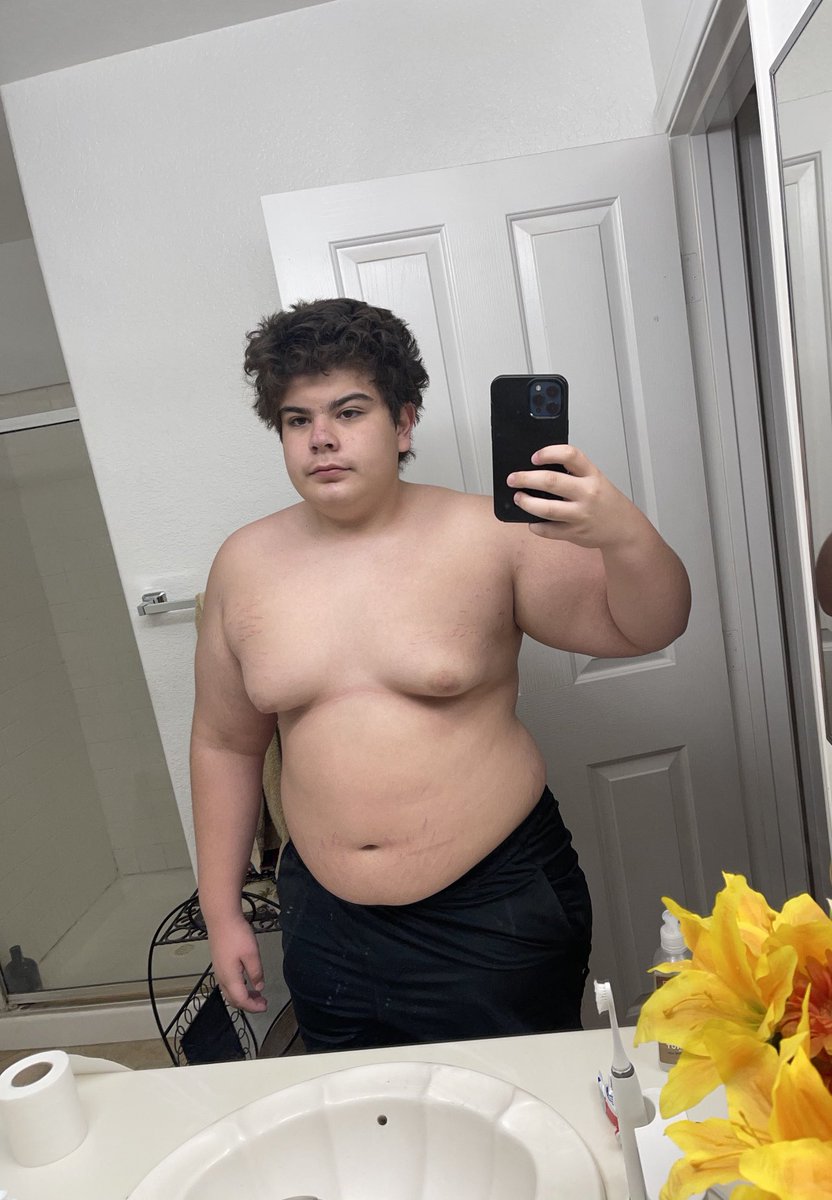 KingNathanLIVE's tweet image. Same mirror a lil over a year progress! -102 lbs #fitness #weightloss #hardwork