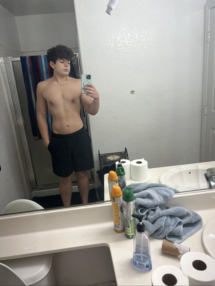 KingNathanLIVE's tweet image. Same mirror a lil over a year progress! -102 lbs #fitness #weightloss #hardwork