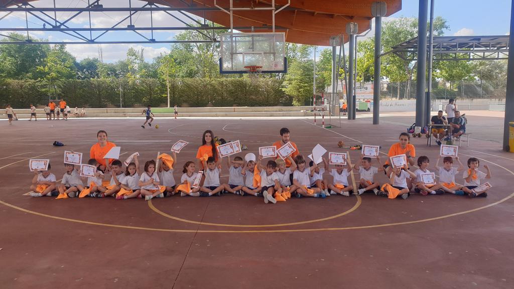 GSDcdeportivo's tweet photo. Y por fin damos por concluida la clausura del @GSDcdeportivo #Alcalá con los pequeños de baby basket. Gracias por confiar otro año en nosotros y feliz verano para todos 💪💪 https://t.co/WBCm1MwNSx