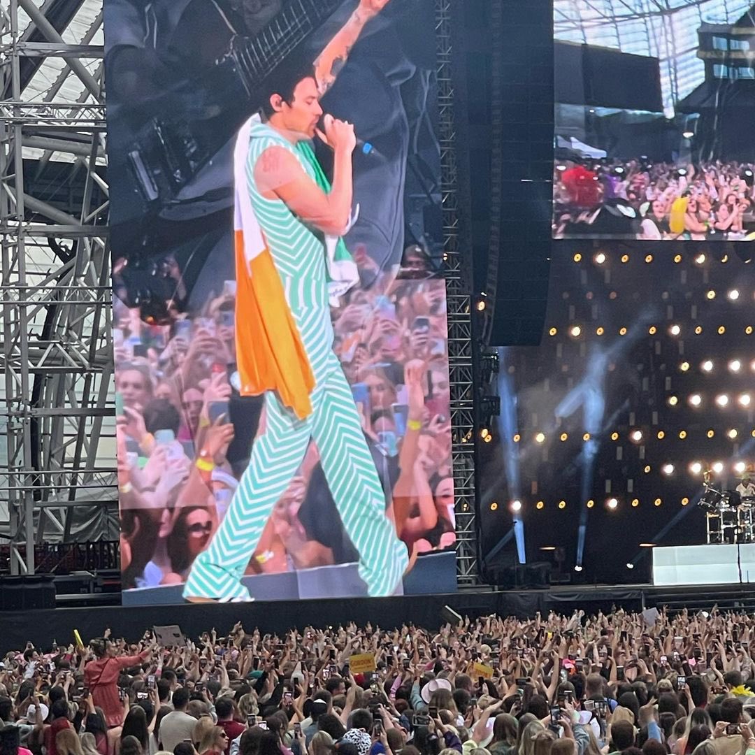 📸 | Harry com a bandeira irlandesa!!🇮🇪 
 #LoveOnTourDublin
 #LOTDublin

 via: catriona_murray_