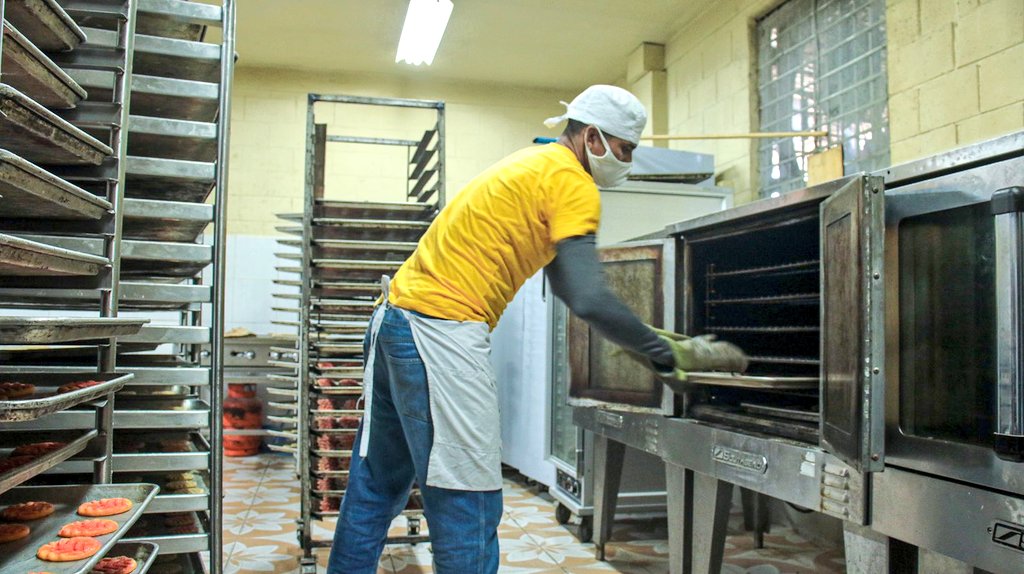 Privados de libertad en proceso de rehabilitación.

✔️ Taller de panadería 

#PlanCeroOcio 🟡