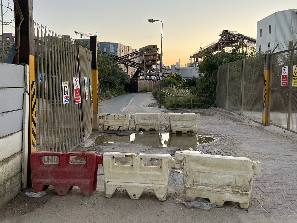 RichardT135's tweet photo. Still no progress getting the Thames pathway repaired in Charlton. For a designated footpath and cycleway, this is a really poor reflection on our Royal Borough @Royal_Greenwich @ThamesPathNT @David_Llew https://t.co/Khw5C8SpHH