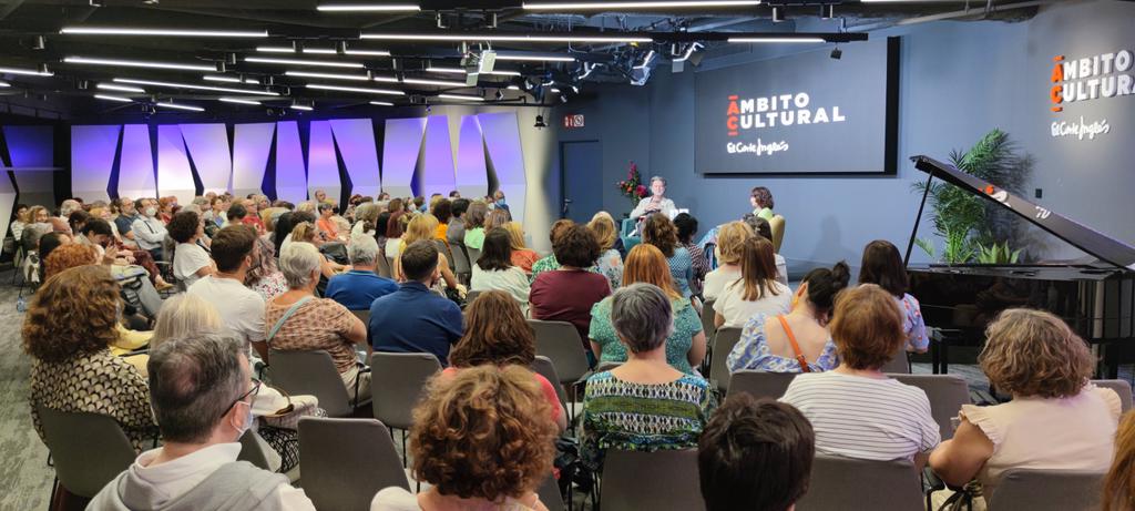 valcarcel_mi's tweet photo. Como era de esperar,@BrunaHusky ha hecho pleno en @ambitocultural Callao... Inteligente y cercana... #elpeligrodenoestarcuerda, qué buen título!! Gracias @Seix_Barral @Planetadelibros https://t.co/yHfAUrajv2